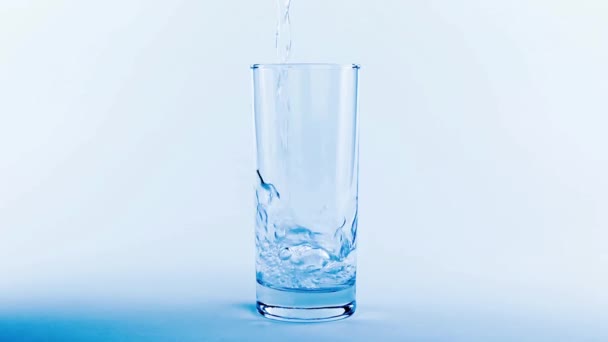 Pohyb vody nalévání skla na bílém pozadí modrý odstín efekt, výživa a dietní koncepce — Stock video