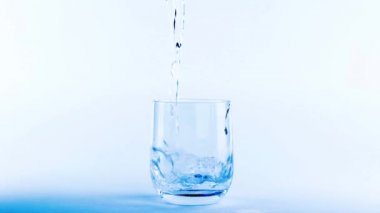 vatten rörelse hälla i glas på vit bakgrund blå nyans effekt, kost och diet koncept, hd 1080p
