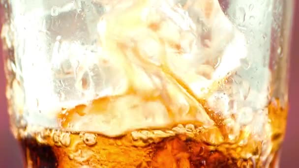 Close-up de derramamento de coque fresco com cubos de gelo — Vídeo de Stock