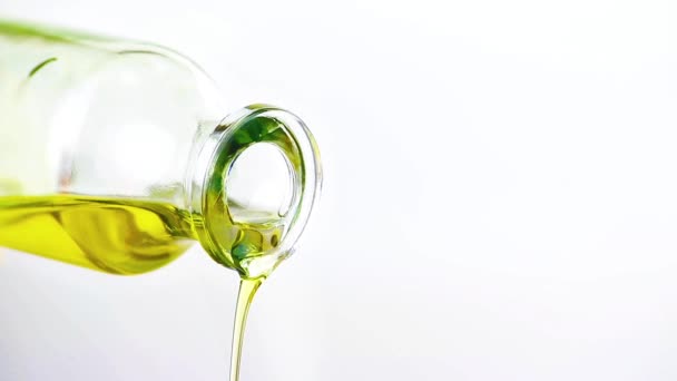 Zbliżenie nalewania oliwy z oliwek z butelką na białym tle — Wideo stockowe