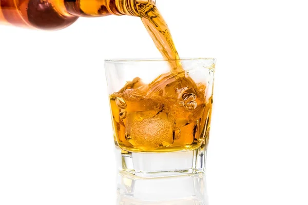 Barman verter whisky sobre fondo blanco — Foto de Stock