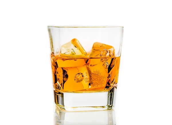 Whisky op witte achtergrond geïsoleerd — Stockfoto