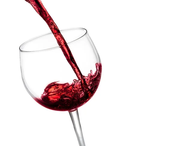 Despejar vinho tinto no copo — Fotografia de Stock