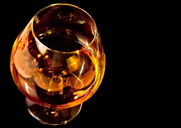 Hutt konjak i eleganta typiska cognac glas på svart bakgrund — Stockfoto