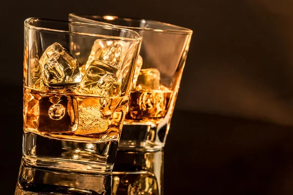 ウイスキー、温かみのある雰囲気の 2 つのメガネ — ストック写真