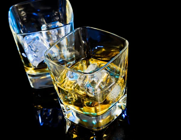 Top of view of glass of whiskey on black table with reflection — Stock Photo, Image