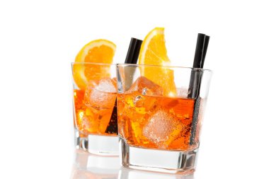 iki spritz aperatif aperol portakal dilimleri ve buz küpleri ile kokteyl bardak