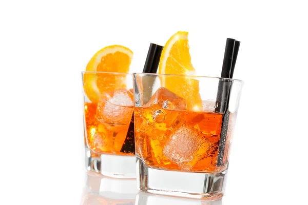 Dois copos de aperitivo aperol cocktail spritz com fatias de laranja e cubos de gelo — Fotografia de Stock