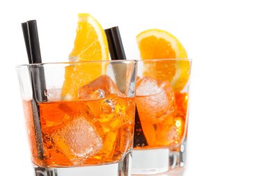 iki spritz aperatif aperol portakal dilimleri ve buz küpleri ile kokteyl bardak