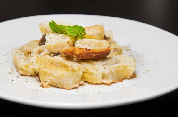 Dish of italian swivels pasta with porcini mushrooms and sauce bechamel with pepper — Stock Photo, Image