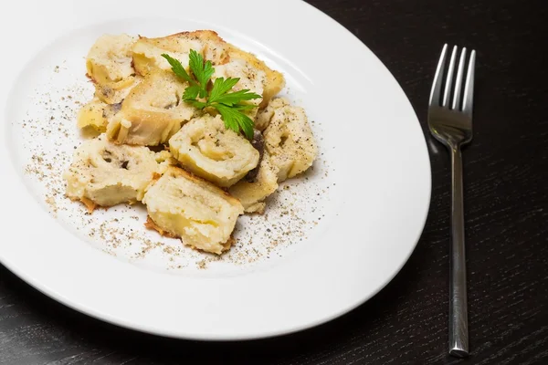 Detalle del plato de pasta giratoria italiana con champiñones porcini y salsa bechamel con pimienta cerca de tenedor —  Fotos de Stock