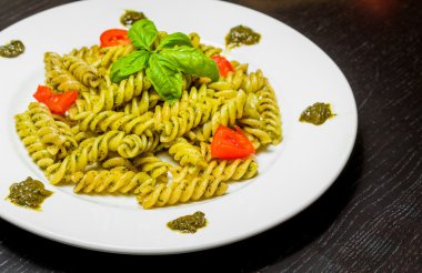 tabak makarna pesto Cenevizli sos ve sebzeler, domates ve fesleğen ile