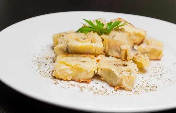 Piatto di pasta girevole italiana con funghi porcini e salsa bechamel al pepe — Foto Stock