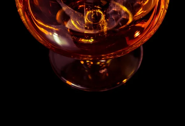 Vista dall'alto di snifter di brandy in elegante cognac tipico su fondo nero — Foto Stock