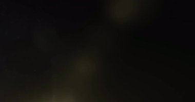 Noel altın parıltılı arka plan şekillerle süzülüyor, altın tatil mutlu yıllar