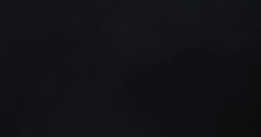 Gök gürültülü şimşek çatlağı efekti siyah ekran, mavi ışık bulutlu hava, gerilim konsepti ve