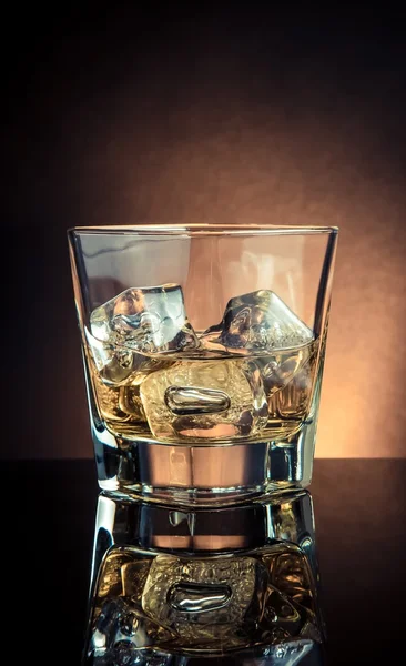 Glass of whiskey on black table with reflection, old style atmosphere — Stock Photo, Image