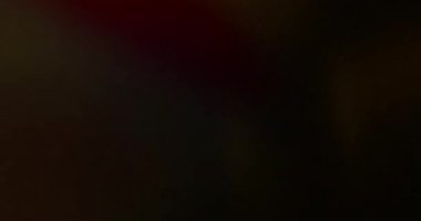 Altın ışık sızıntıları ve mercek parlamaları, serin altın rengi.