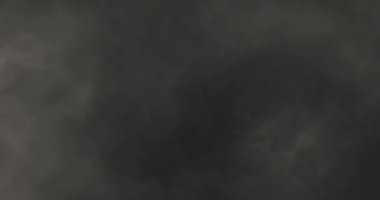 soyut beyaz duman sisi uzayda yavaşça siyah alana doğru süzülüyor