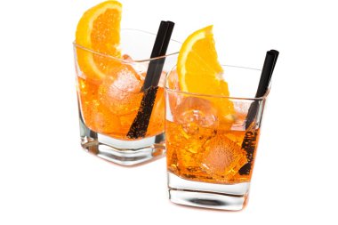iki spritz aperatif aperol portakal dilimleri ve buz küpleri ile kokteyl bardak