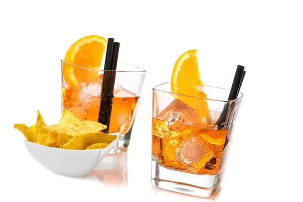 spritz aperatif aperol kokteyl ile portakal dilimleri ve buz küpleri tacos cips yakınındaki iki bardak