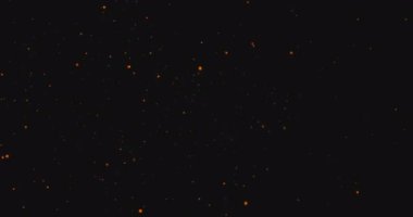 Kamp ateşinden kıvılcımlar saçar. Siyah arka planda kül yükselir. Tehlike patlaması.