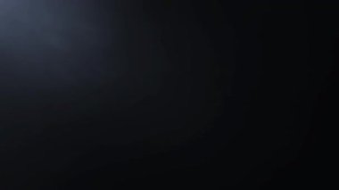 Beyaz ışık sızıntıları ve mercek parlamaları örtüşür, soğuk renk etkisi siyah üzerinde