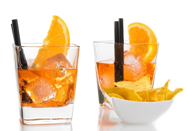 Copos de aperitivo aperol cocktail spritz com fatias de laranja e cubos de gelo perto de chips tacos — Fotografia de Stock