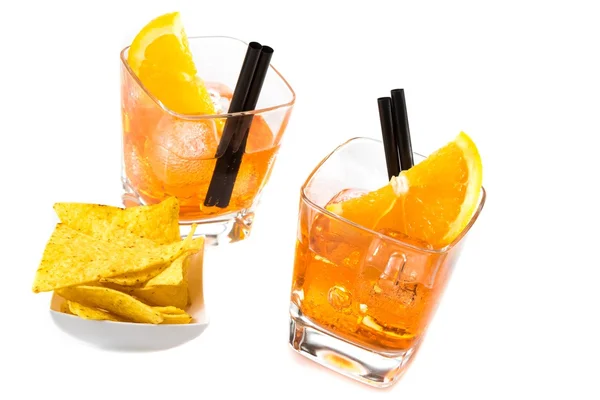 Topo de vista de dois copos de spritz aperitivo aperol cocktail com fatias de laranja e cubos de gelo perto de chips tacos — Fotografia de Stock