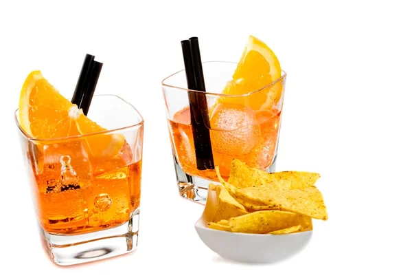 Due bicchieri di cocktail di spritz aperitivo con fette di arancia e cubetti di ghiaccio vicino alle patatine di tacos — Foto Stock