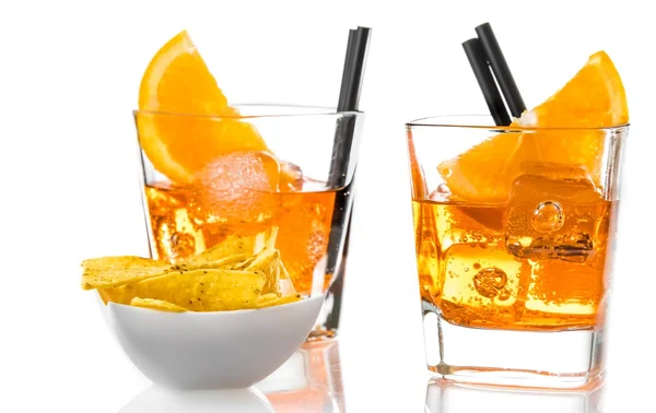 Vasos de spritz aperitivo aperol cóctel con rodajas de naranja y cubitos de hielo cerca de tacos chips —  Fotos de Stock