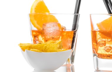 Taco fiş önünde iki spritz aperatif aperol portakal dilimleri ile kokteyl bardak sıcak ve buz küpleri