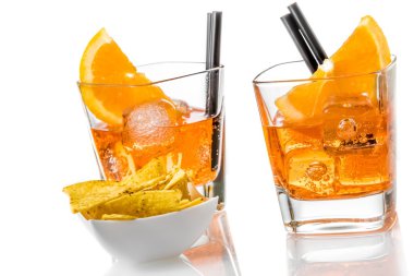 Taco fiş önünde iki spritz aperatif aperol portakal dilimleri ile kokteyl bardak sıcak ve buz küpleri