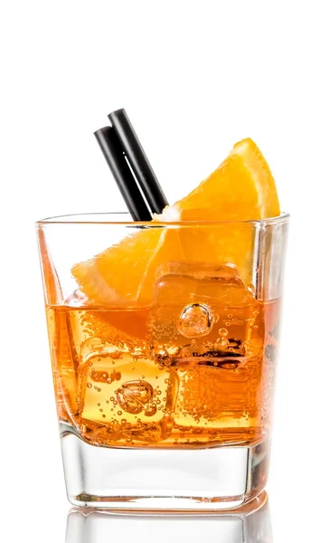 Sklo aperitiv aperol spritz, koktejl s FILÁTKY a kostky ledu — Stock fotografie
