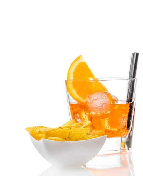 Chips de tacos calientes frente al vaso de aperitivo spritz cóctel aperol con rodajas de naranja y cubitos de hielo — Foto de Stock