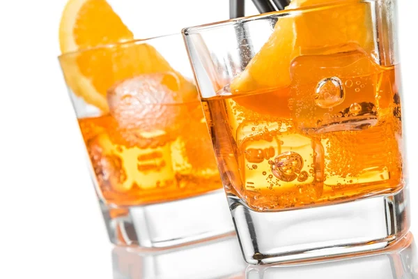 Detalle de dos vasos de aperitivo spritz aperol cóctel con rodajas de naranja y cubitos de hielo — Foto de Stock