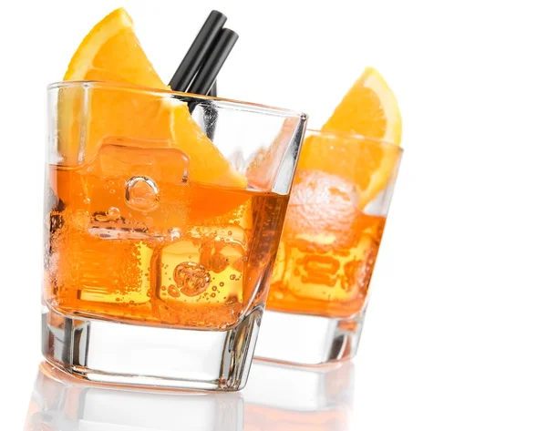 Detail der Gläser Spritz Aperitif Aperol Cocktail mit Orangenscheiben und Eiswürfeln — Stockfoto