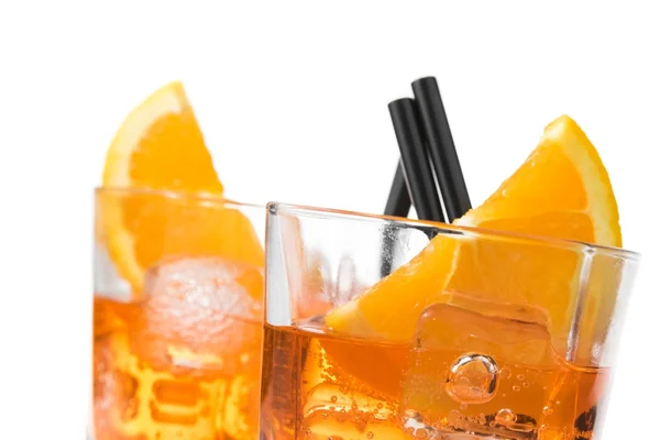 Detalhe de dois copos de spritz aperitivo aperol cocktail com fatias de laranja e cubos de gelo — Fotografia de Stock