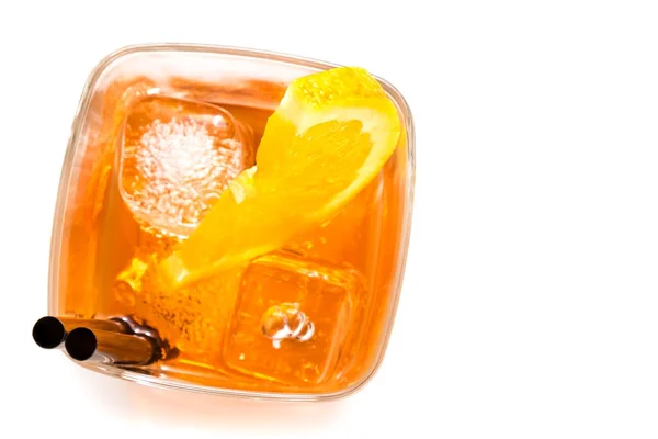Bovenkant van weergave van glas met spritz aperitief aperol cocktail met stukjes sinaasappel en ijsblokjes — Stockfoto