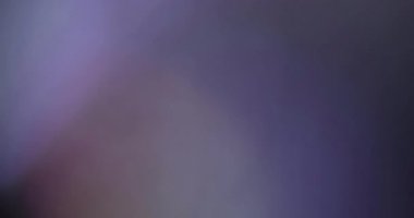 Çoklu renk sızıntısı, ışıltılı bir Noel arkaplanı Bokeh ile birlikte yüzüyor, mutlu yıllar.