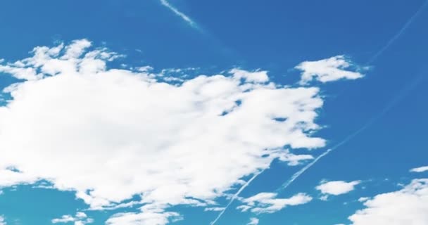 Lazo de nubes blancas sobre cielo azul lapso de tiempo — Vídeos de Stock