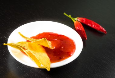 NET Mısır Nacho yiyecek ya da meze beyaz bir disk içinde bir olarak baharatlı sıcak domates soslu