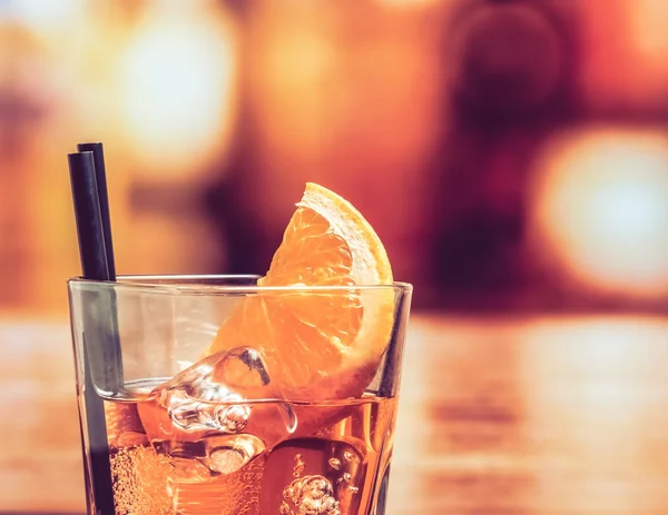 spritz aperatif aperol portakal dilimleri ve tablo, arka plan vintage atmosfer bar buz küpleri ile kokteyl cam detay