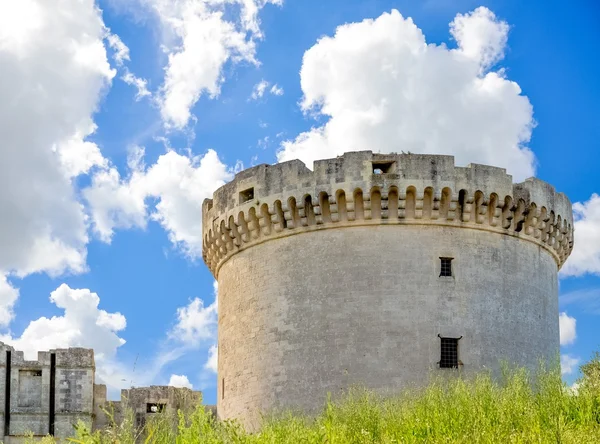 Ruins of medieval old tower of castle under blue sky with cloud — Stock Photo, Image