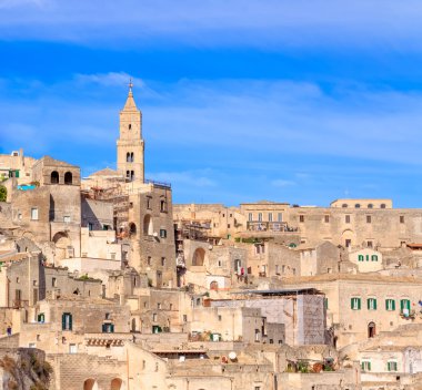 panoramik tipik taşlar (Sassi di Matera) ve kilise Matera mavi gökyüzü altında