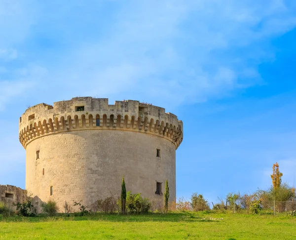 Ruins of medieval old tower of castle under blue sky with cloud — Stock Photo, Image