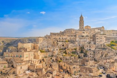 panoramik tipik taşlar (Sassi di Matera) ve Matera Unesco Avrupa sermaye ve kültür 2019 kilise mavi gökyüzü altında
