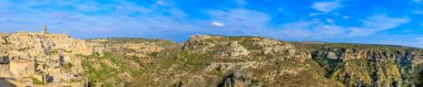 panoramik tipik taşlar (Sassi di Matera) ve Matera Unesco Avrupa sermaye ve kültür 2019 kilise mavi gökyüzü altında 