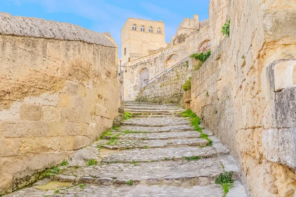 Escadas velhas de pedras, o edifício histórico perto de Matera na Itália UNESCO Capital Europeia da Cultura 2019 — Fotografia de Stock