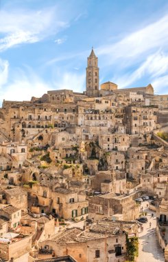 panoramik tipik taşlar (Sassi di Matera) ve Matera Unesco Avrupa sermaye ve kültür 2019 kilise mavi gökyüzü altında 